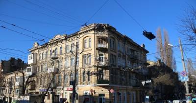 В центре Одессы карниз исторического дома упал на тротуар с прохожими (видео)