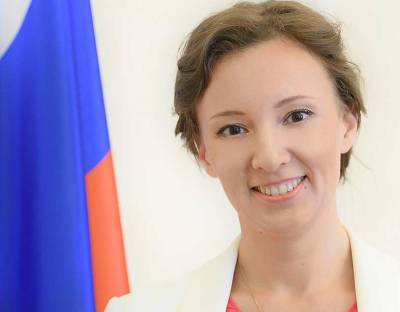 Анна Кузнецова предлагает увеличить размер пособия по уходу за ребенком и продлить срок выплат до 3 лет