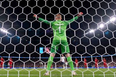 В УЕФА открыто дисциплинарное дело против Англии после инцидента с голкипером Дании Шмейхелем