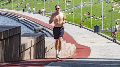 Сергей Корнеев - Тренер назвал правила безопасности для бега в жару - iz.ru - Москва - Израиль