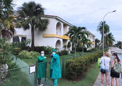 Изолированные на Кубе после тестов на коронавирус российские туристы рассказали о происходящем на курорте