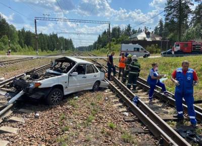 Три человека погибли в Ленобласти в ДТП с локомотивом на переезде