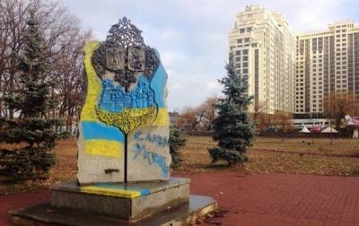 В Киеве демонтируют памятный знак в честь дружбы Киева и Москвы