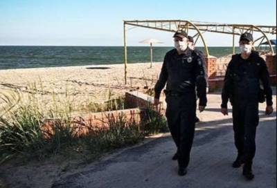 Мужчина решил искупаться в неспокойном море и ушел под воду: детали ЧП на украинском курорте