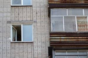 В Киеве девушка выпала из окна многоэтажки
