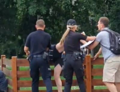 Выпившая женщина затеяла драку с полицейскими, видео: не могли "скрутить" вчетвером