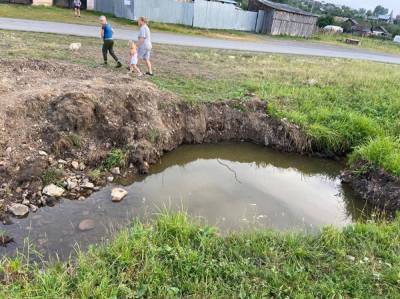 В Саткинском районе жители не могут добиться от властей ограждения ямы, где утонул ребенок