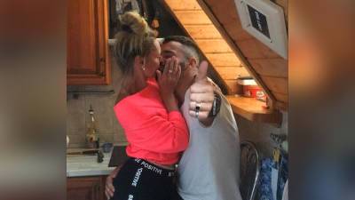 Экс-жена Ромы Жукова отметила День поцелуев с новым избранником