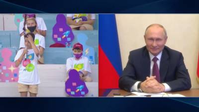 «Не стесняйся этих слёз»: Путин подбодрил школьника, разволновавшегося во время презентации своего проекта