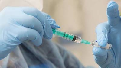 Более миллиона петербуржцев сделали первую прививку от COVID-19