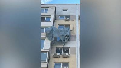 В Краснодаре парашютист приземлился на кондиционер жилого дома