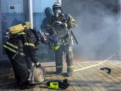 Крупный пожар тушат на складе на Волгоградском проспекте