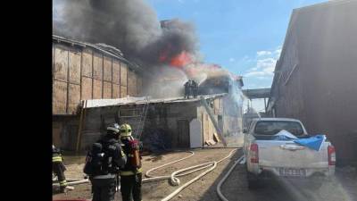 Появилось видео с места пожара на складе в юго-восточной части Москвы