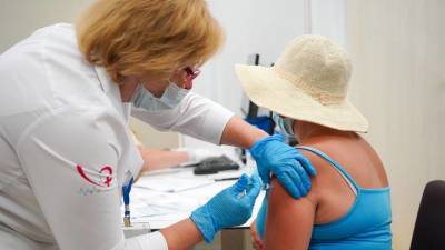 Более 120 столичных медиков организовали вакцинацию от COVID-19 в «Лужниках»
