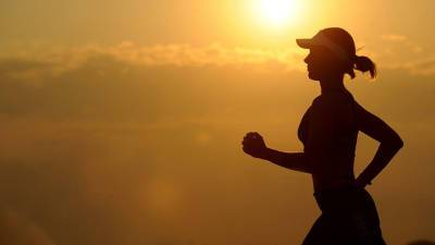 Физиолог призвал долго не разминаться перед пробежкой в жару