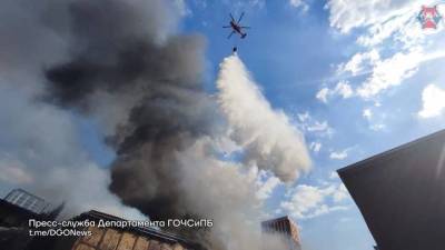 Авиацию привлекли к тушению горящего склада на юго-востоке Москвы