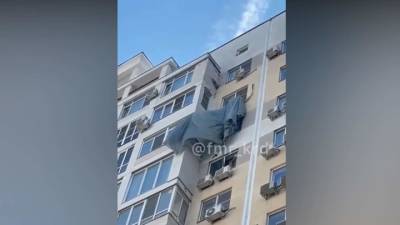 Парашютист приземлился на кондиционер краснодарской многоэтажки