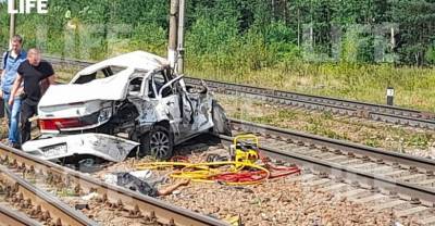Поезд протаранил легковушку в Ленобласти, три человека погибли