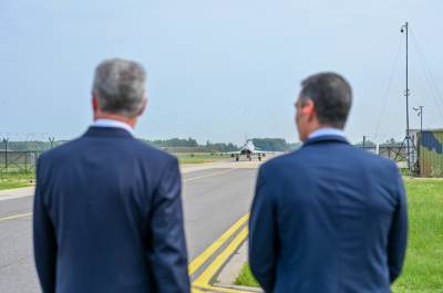 Из-за полета истребителя прервана пресс-конференция президента Литвы и премьера Испании