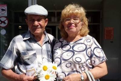 В День семьи, любви и верности на улицах Котовска прохожим подарили ромашки