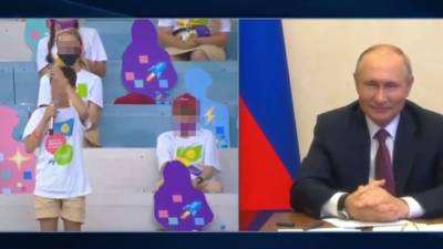 Путин успокоил школьника, расплакавшегося на презентации проекта