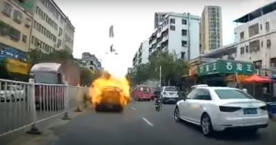 А у нас в машине газ. Toyota Camry трижды взорвалась посреди улицы в Китае (фото, видео)