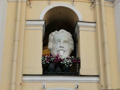 Скульптура Альберта Эйнштейна с высунутым языком появилась в центре Петербурга — фото