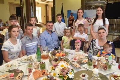 Многодетные семьи ДНР получили награды из рук Главы