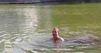 Мужчина нырнул в воду на Чистых прудах со словами «я ж не Бузова» и попал на видео