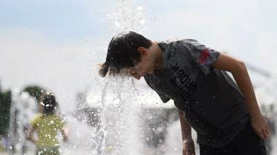 Роспотребнадзор рекомендует воздержаться от купания в фонтанах в жару