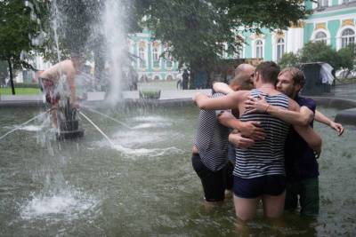 Петербуржцам объяснили, почему не стоит купаться в городских фонтанах