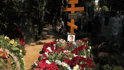 Видео: могила Меньшова на Новодевичьем кладбище утонула в цветах