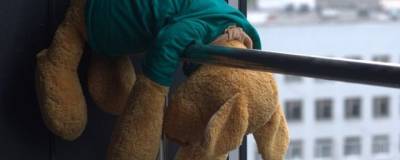 Казань: СК возбудил уголовное дело после смерти 7-летнего мальчика, выпавшего из окна