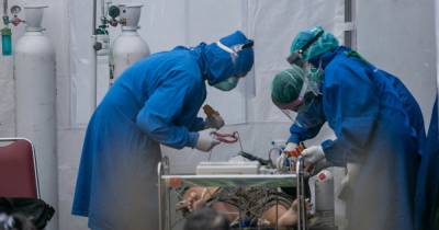 В Индонезии от COVID-19 массово умирают привитые врачи: среди жертв - исследователь Sinovac