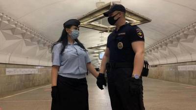 Полицейский сделал предложение коллеге в метро Москвы в День семьи, любви и верности