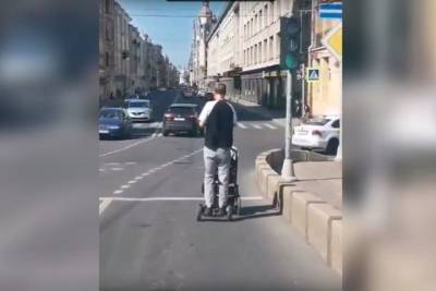 Молодой отец с коляской решил погонять по центру Петербурга