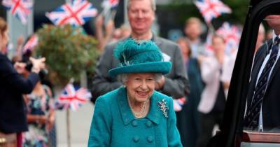 Королева Елизавета пришла на съемочную площадку сериала “Улица Коронации”