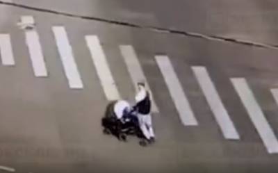 Видео: молодой отец на гироскутере с коляской прокатился по дорогам Петербурга