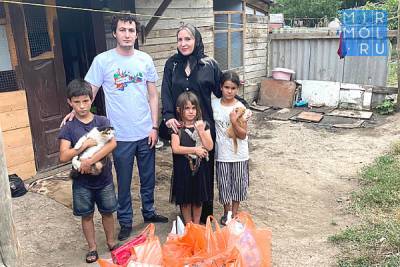 Активисты «Молодой Гвардии Единой России» в Хасавюрте поздравили многодетную семью с праздником