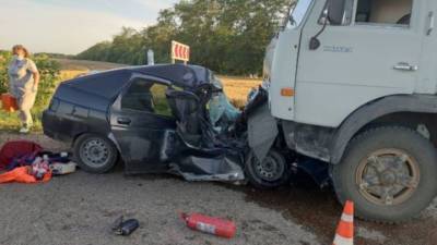На Кубани водитель и 2-летняя девочка погибли в ДТП с грузовиком