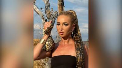 Видео из Сети. У Ольги Бузовой случилась истерика на съемке со змеей в Африке
