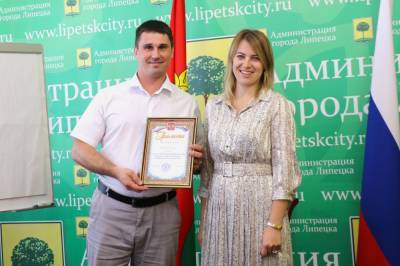 Работодателей, помогающих подросткам с временным трудоустройством, наградили в Липецке