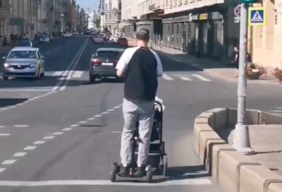 Петербуржец на гироскутере шокировал горожан поездкой с коляской по проезжей части
