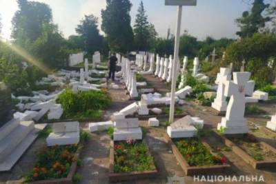 Парень разгромил почти 60 надгробий на могилах сечевых стрельцов на Львовщине