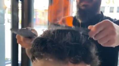 Стрижка огонь! Людей в парикмахерской Турции начали стричь пламенем (Видео)
