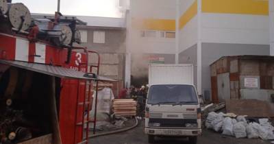 В Барнауле сгорел склад с досками, погибли два человека