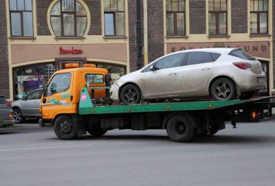 Более двух тысяч нарушений парковки нашли в Петербурге за десять дней