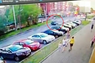 В Екатеринбурге подростки на «Жигулях» протаранили парковку