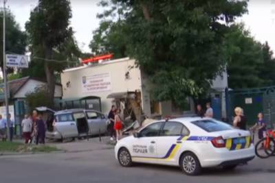 Во Львове водитель иномарки на скорости влетел в здание: есть пострадавшие