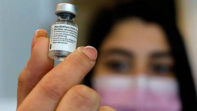 Снижение эффективности вакцин: Pfizer подаст просьбу о третьей прививке